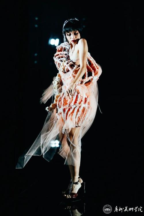 广州美术学院惊现赛博朋克沉浸式服装艺术展演 浩琳娜引领未来潮流